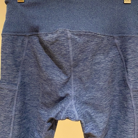 Kirkland Women's leggings exercise pants. Size medium - Picture 7 of 10